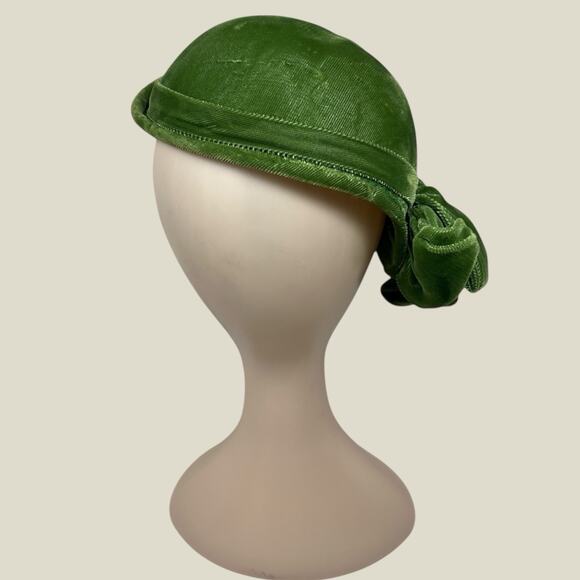 Vintage Emerald Green Velvet Cloche Hat Bow Rhinestone Mid Century 21” - Picture 6 of 8